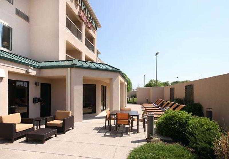 Courtyard By Marriott Topeka Exterior photo