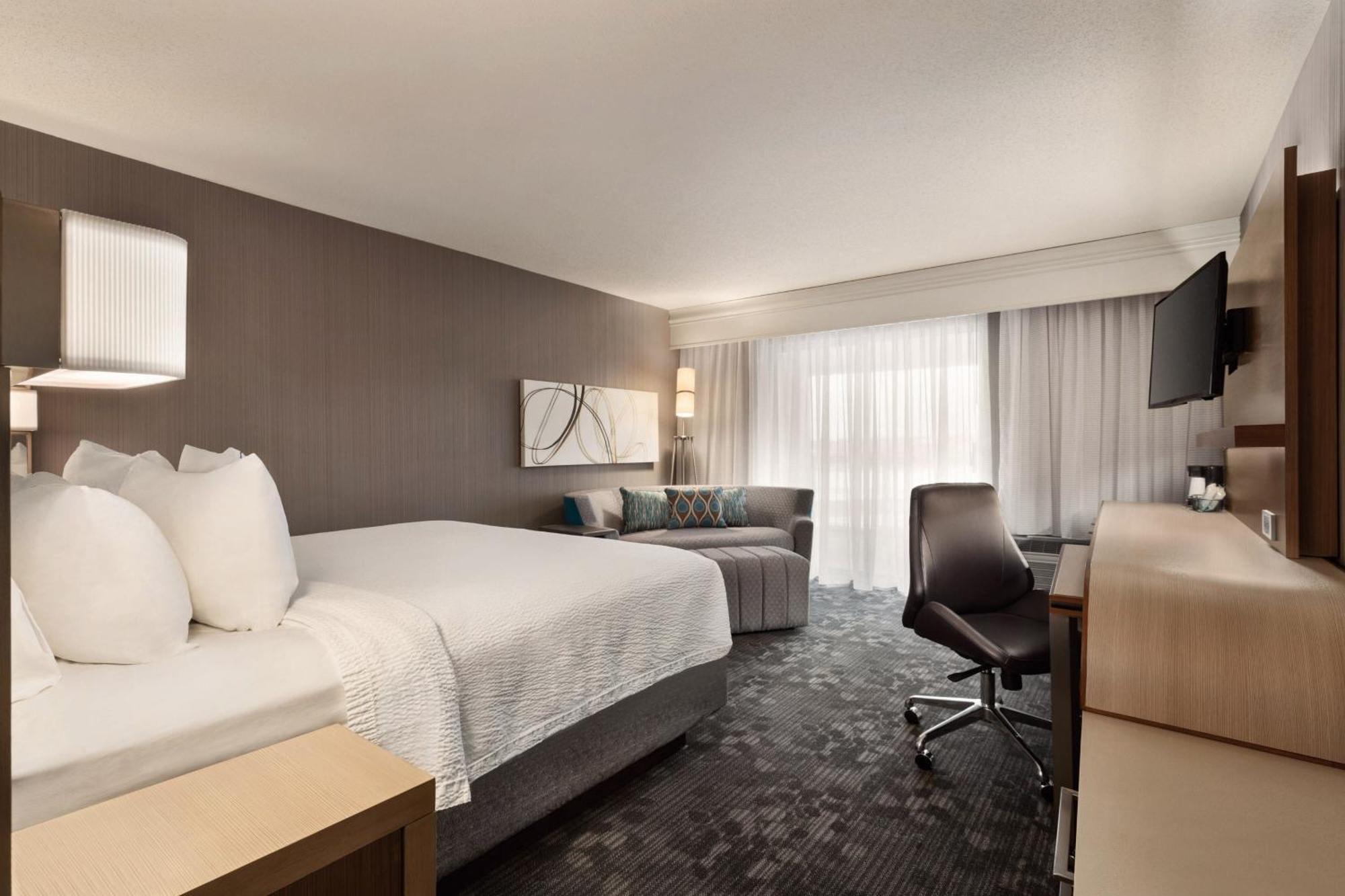 Courtyard By Marriott Topeka Exterior photo