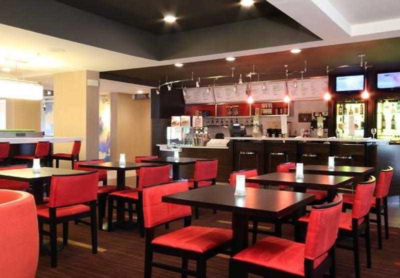 Courtyard By Marriott Topeka Restaurant photo