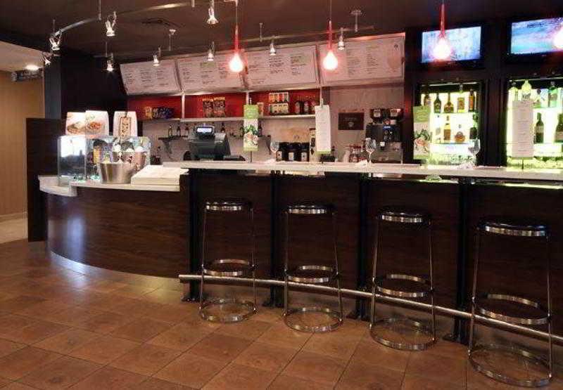 Courtyard By Marriott Topeka Restaurant photo
