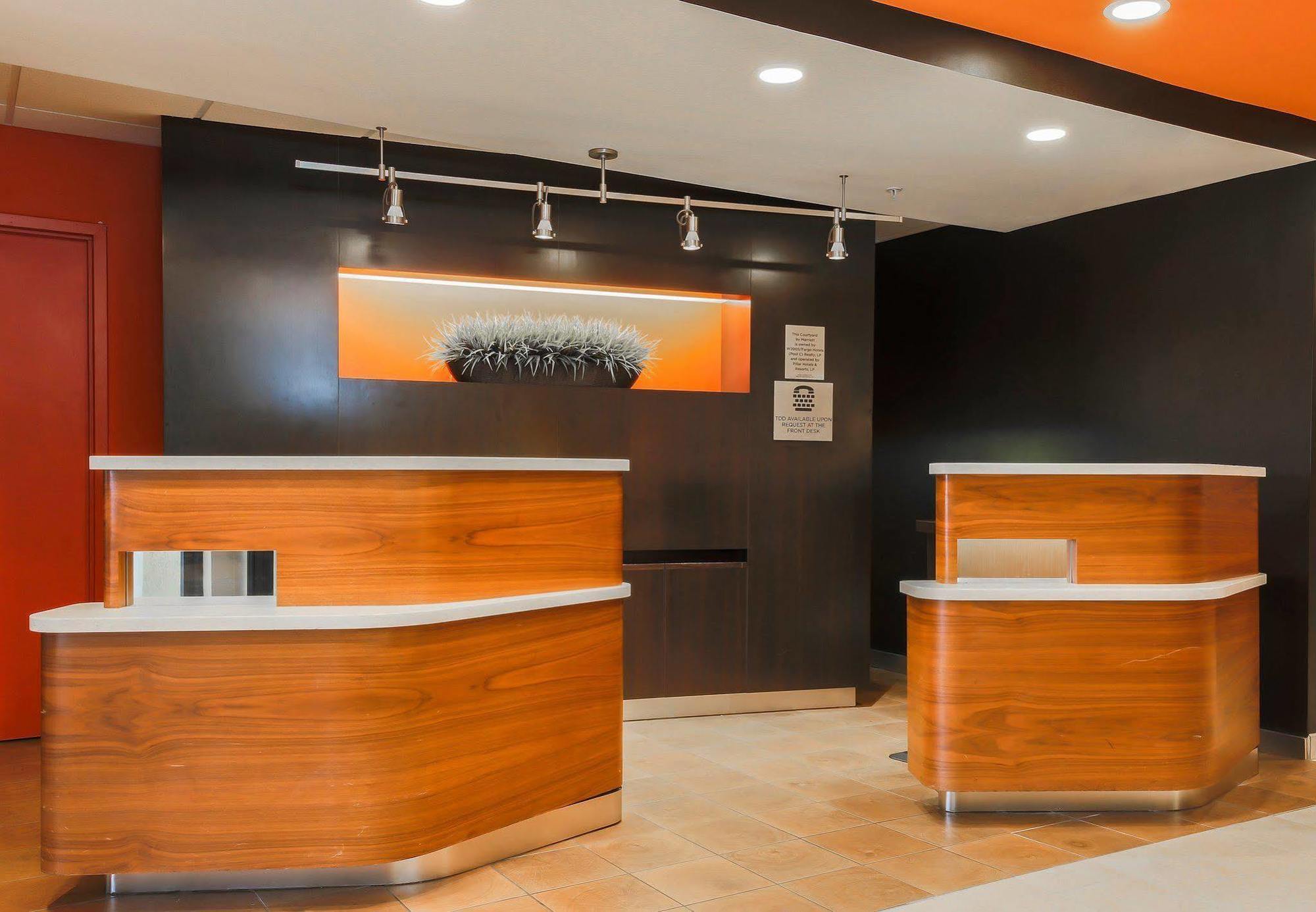 Courtyard By Marriott Topeka Exterior photo